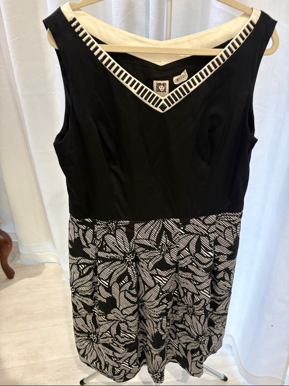 Anne Klein Black & White Sleeveless V-Neck Midi Dress